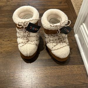 Shearling brown moon boot